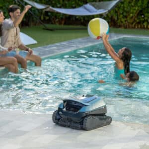 Puesta a punto de piscina para inicio de temporada con limpiafondos automático y agua limpia