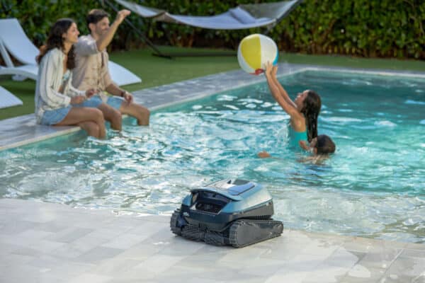 Puesta a punto de piscina para inicio de temporada con limpiafondos automático y agua limpia