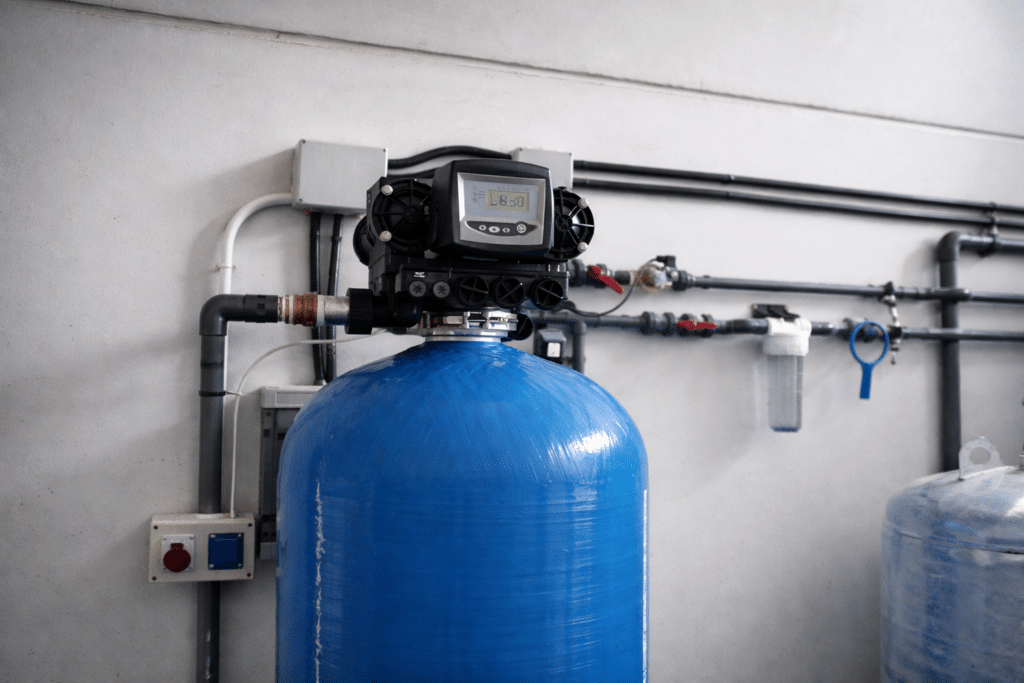 Descalcificador automático industrial instalado en sala técnica para tratamiento del agua