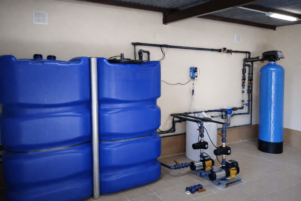 Instalación de descalcificación de agua con depósitos y sistema de tratamiento industrial