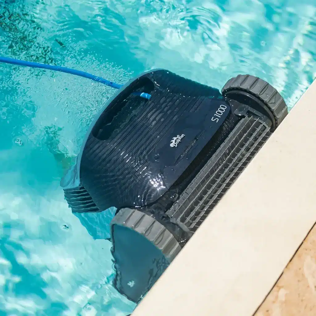 Robot limpiafondos Dolphin S1000 limpiando escaleras de piscina