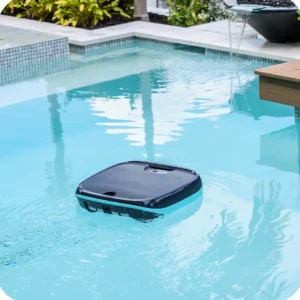 Robot solar Dolphin Skimmi 200 limpiando la superficie de una piscina