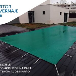 Cobertor de invierno verde beige instalado sobre piscina rectangular